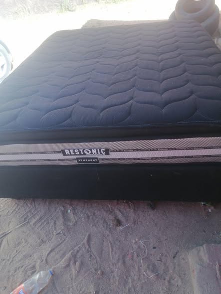 Queen size bed photo 1