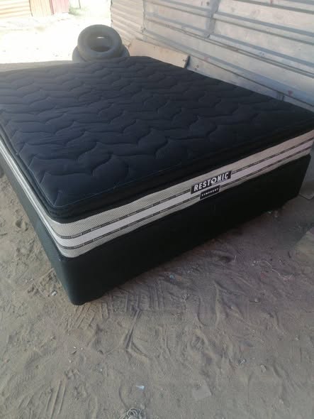Queen size bed photo 2