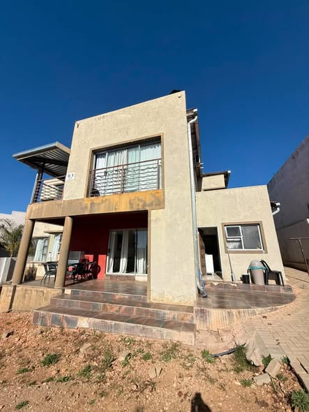 Double Story Family House for sale in Hochland Park photo 4