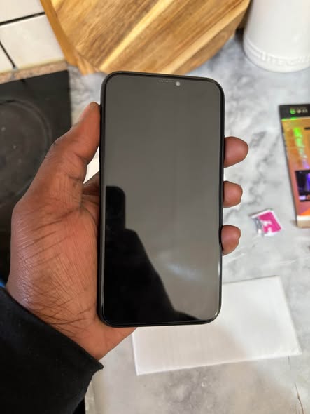 iPhone XR 64GB photo 2