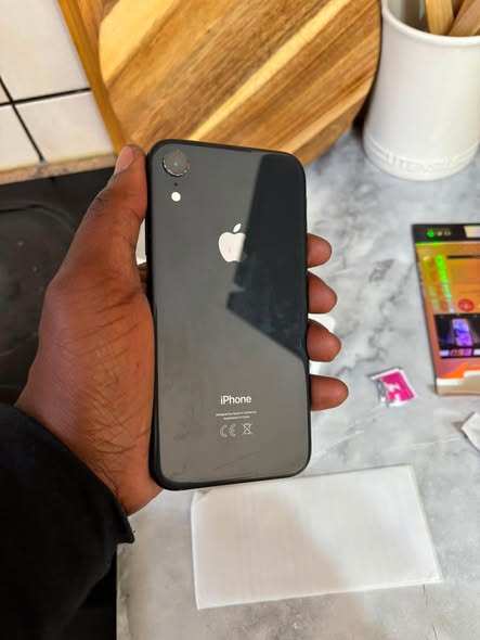 iPhone XR 64GB photo 3