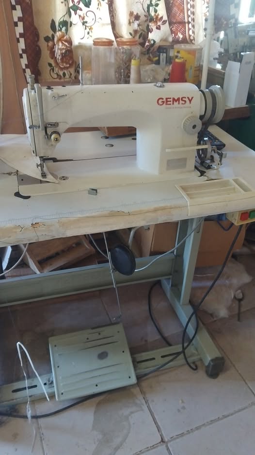 INDUSTRIAL SEWING MACHINE photo 1