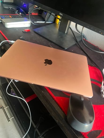 M1 2020 macbook photo 2