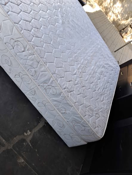 Queen size bed photo 5