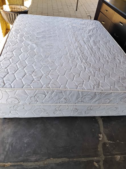 Queen size bed photo 4