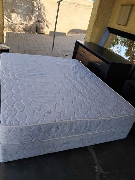 Queen size bed photo 3