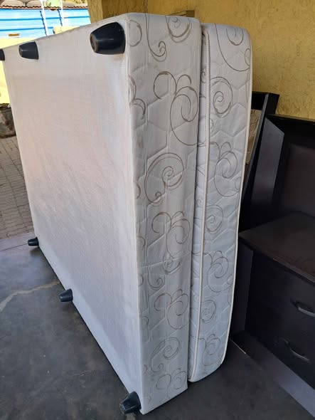 Queen size bed photo 1