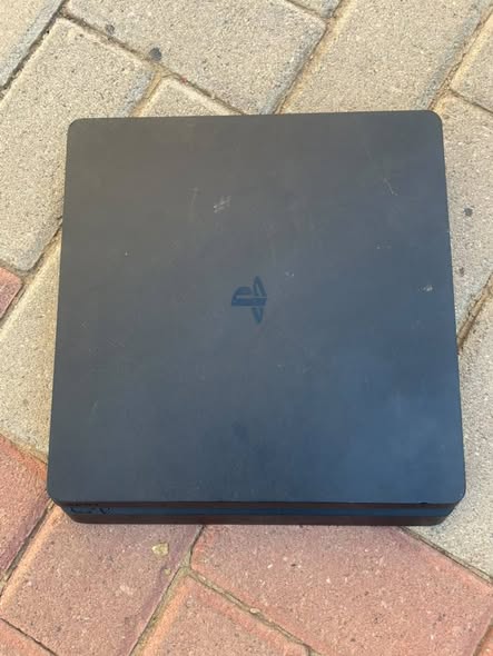 Ps4 slim photo 1