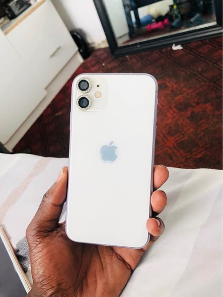 iPhone 11 64GB photo 2