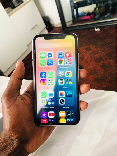 iPhone 11 64GB photo 1
