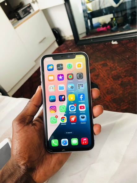 iPhone 11 64GB photo 3
