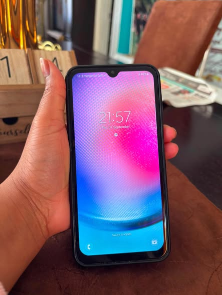 Samsung A24 photo 1