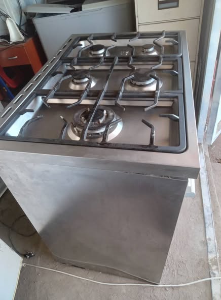 Kelvinator 5 plate gas and electricity stove photo 2
