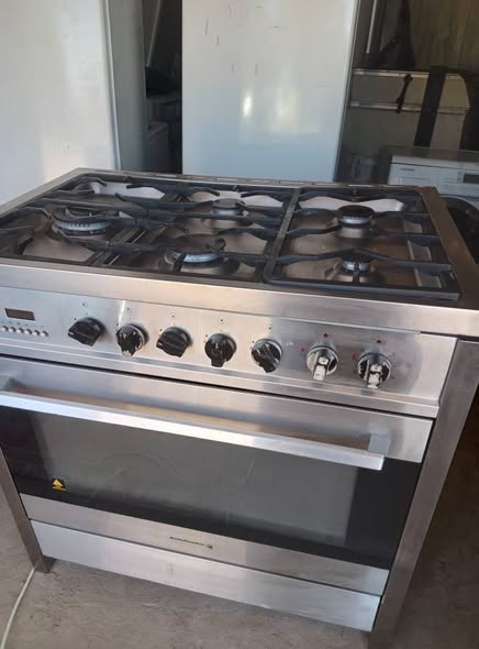 Kelvinator 5 plate gas and electricity stove photo 3