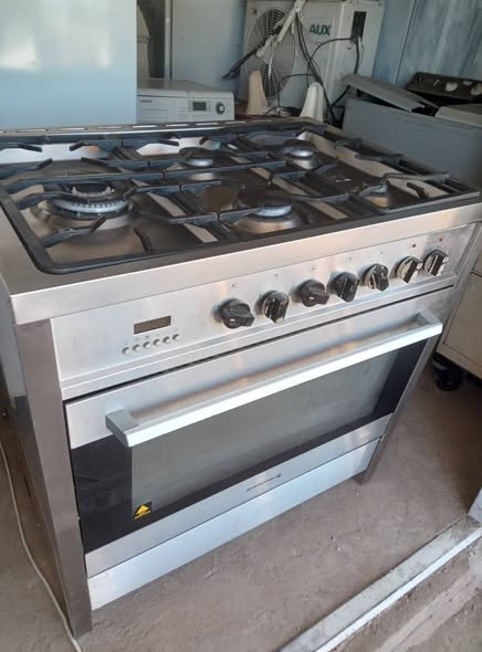 Kelvinator 5 plate gas and electricity stove photo 4