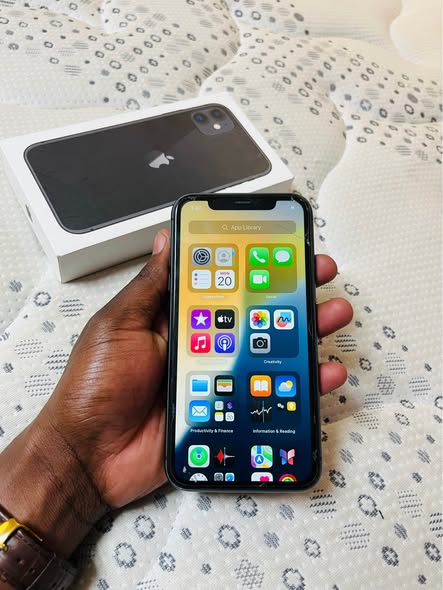 iPhone 11 64GB photo 1