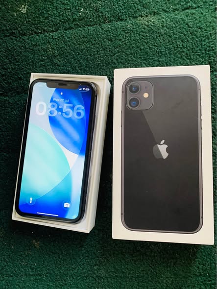 iPhone 11 128 GB photo 1