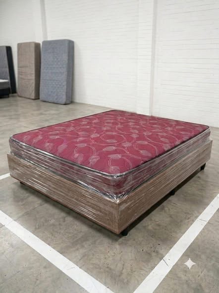 Queen size bed photo 3