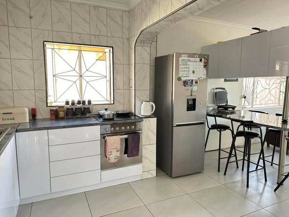 4 BEDROOM HOUSE FOR SALE IN KHOMASDAL photo 3