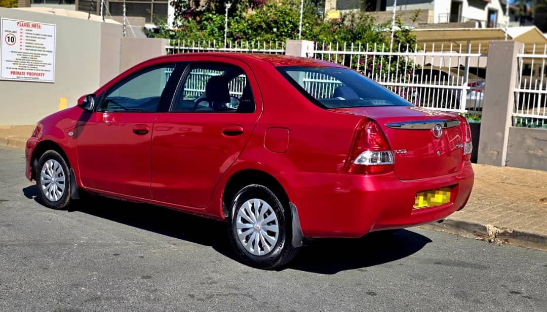 2012 Toyota Etios photo 2