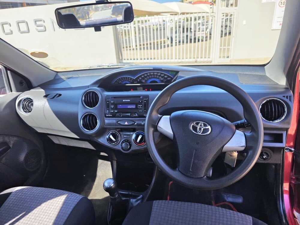 2012 Toyota Etios photo 3