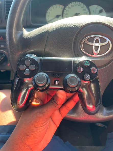 Original PS4 controller photo 1