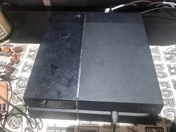 Clean PS4 with 2 controllers photo 2