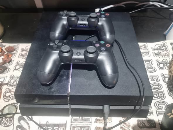Clean PS4 with 2 controllers photo 1