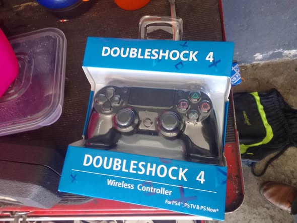 Clean PS4 with 2 controllers photo 3