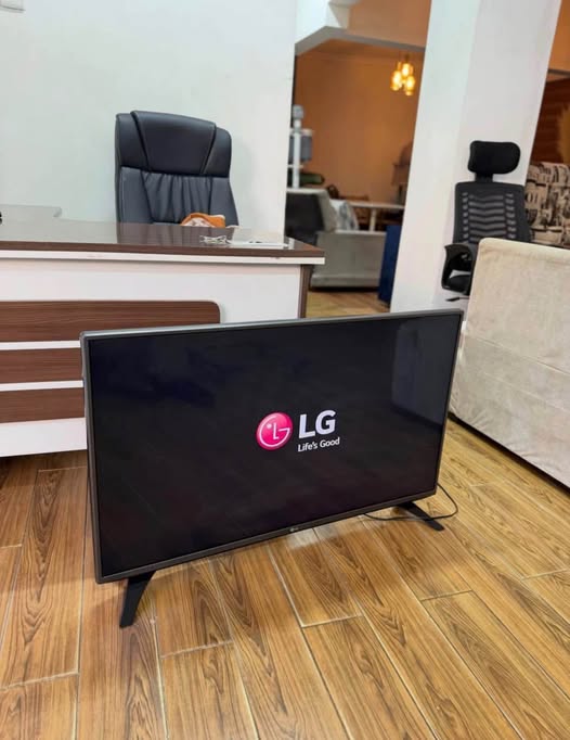 L.G 49 inch TV photo 1