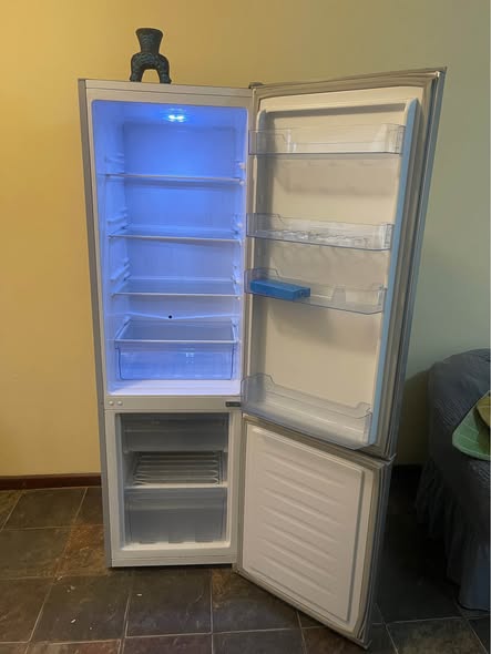 Hisense Fridge Freezer photo 4