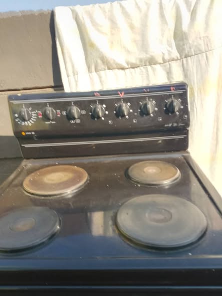 1× BUILD IN STOVE 1× NORMAL 4 PLATE STOVE photo 5
