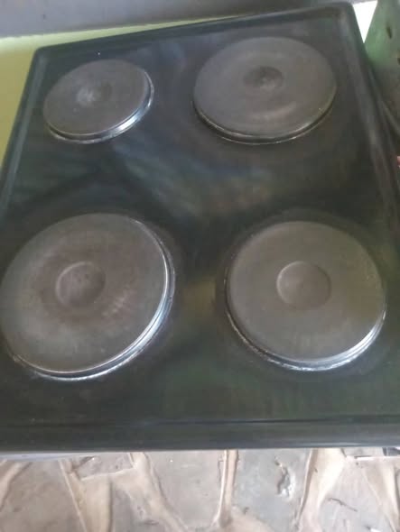 1× BUILD IN STOVE 1× NORMAL 4 PLATE STOVE photo 1