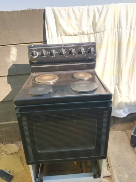 1× BUILD IN STOVE 1× NORMAL 4 PLATE STOVE photo 4
