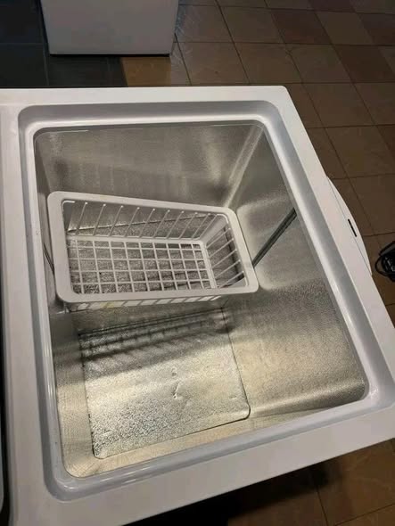210L Chest Freezer Up photo 3