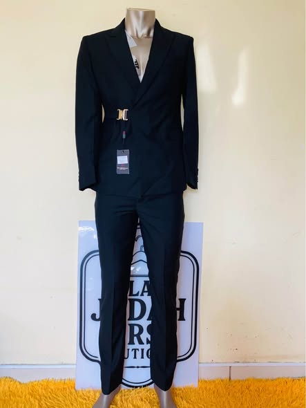 Suits photo 3