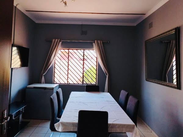 HOUSE FOR SALE: WINDHOEK NORTH photo 2